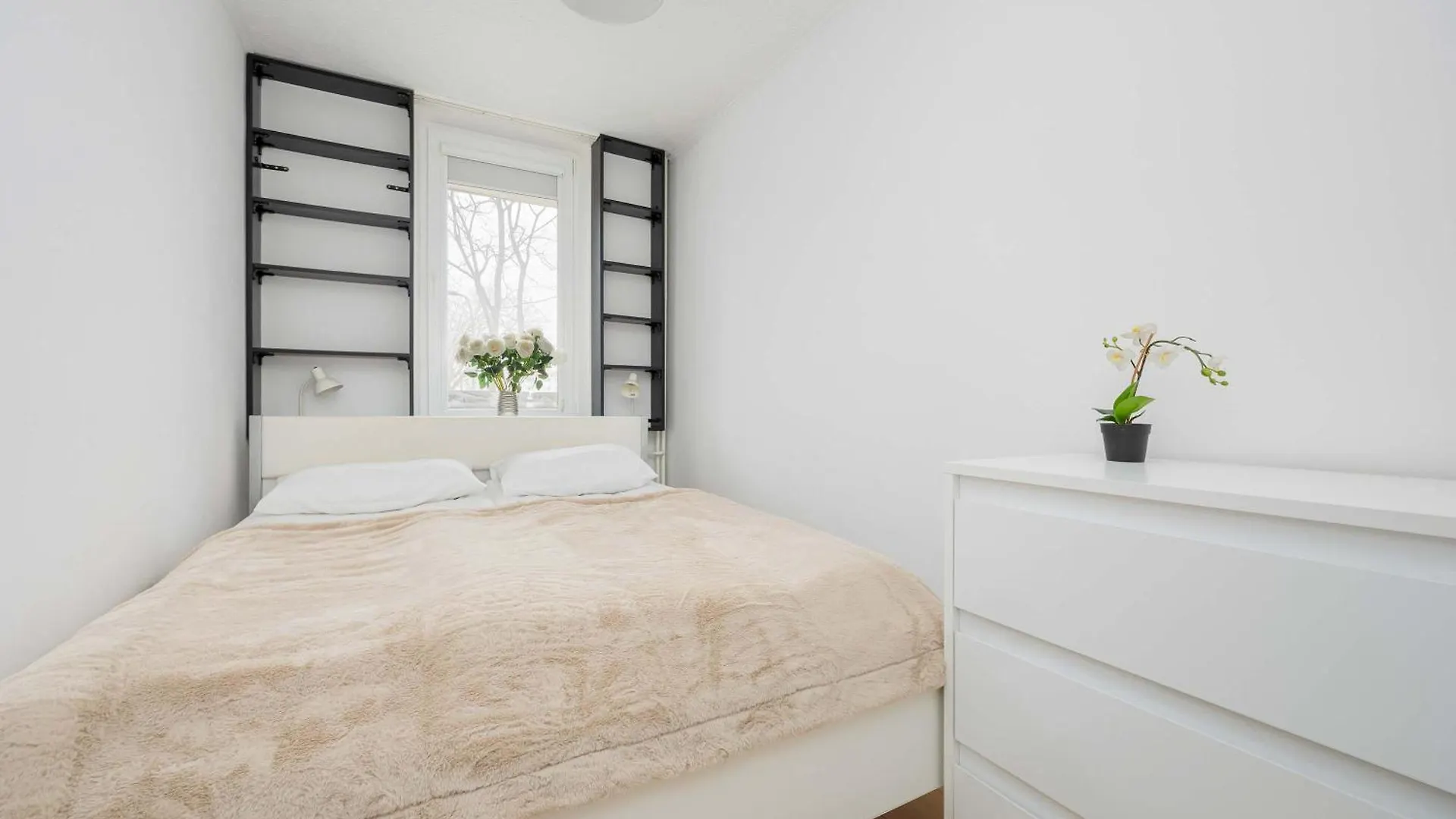 Cosy & Bright Apartment With Parking By Noclegi Renters Warsaw