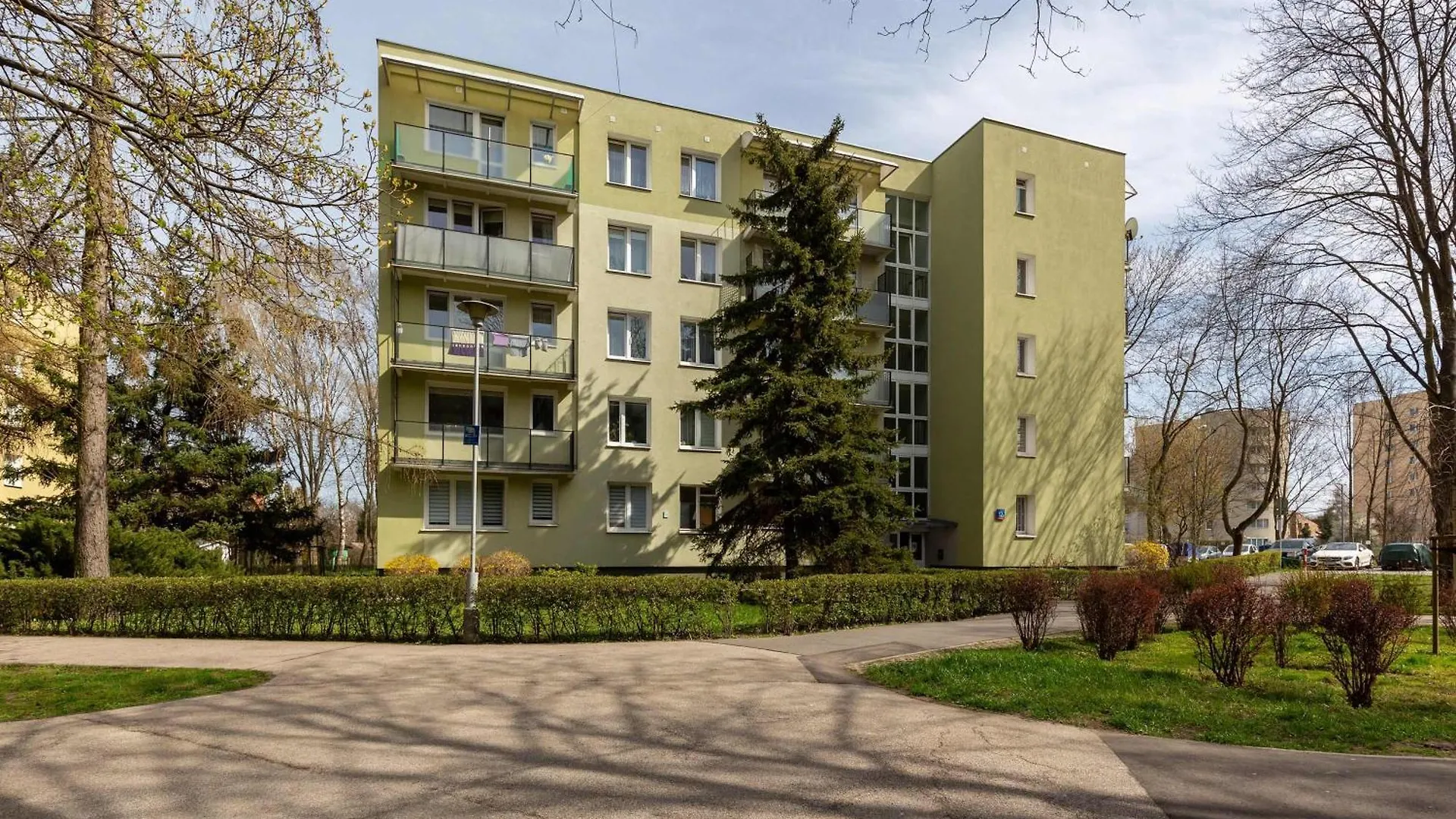 Cosy & Bright Apartment With Parking By Noclegi Renters Warsaw