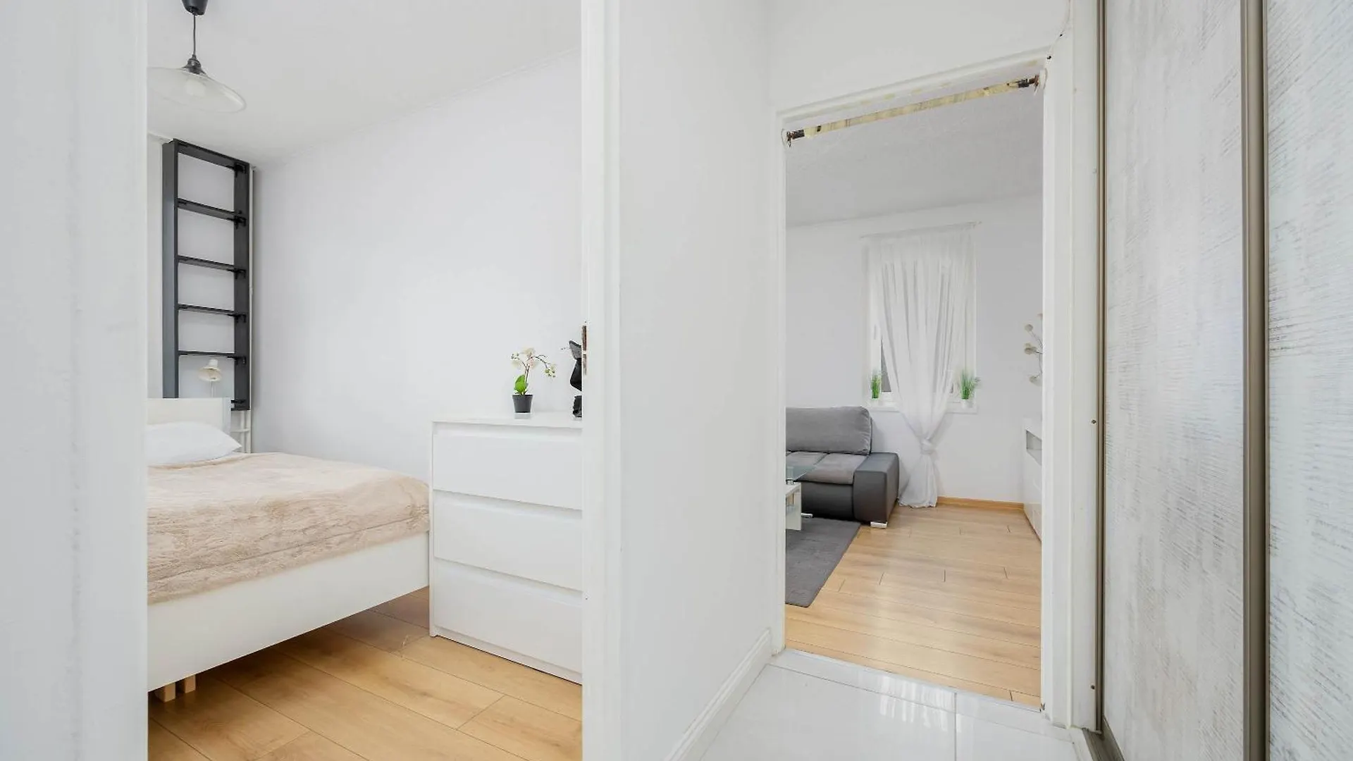 Cosy & Bright Apartment With Parking By Noclegi Renters Warsaw