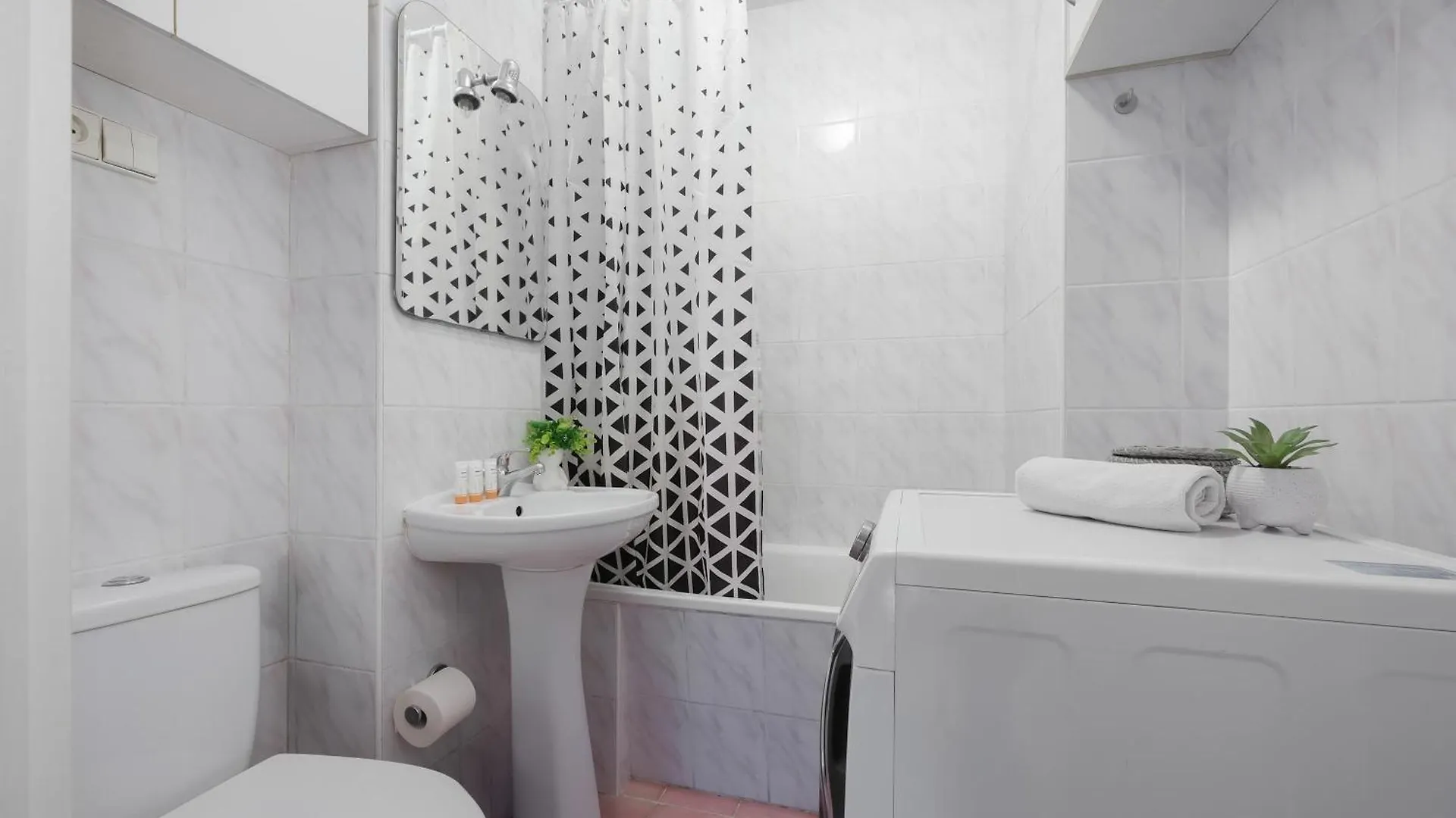 Cosy & Bright Apartment With Parking By Noclegi Renters Warsaw