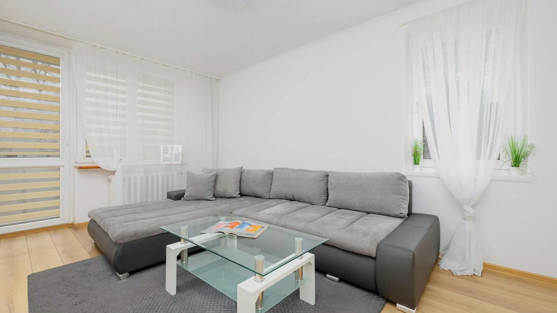 Cosy & Bright Apartment With Parking By Noclegi Renters Warsaw