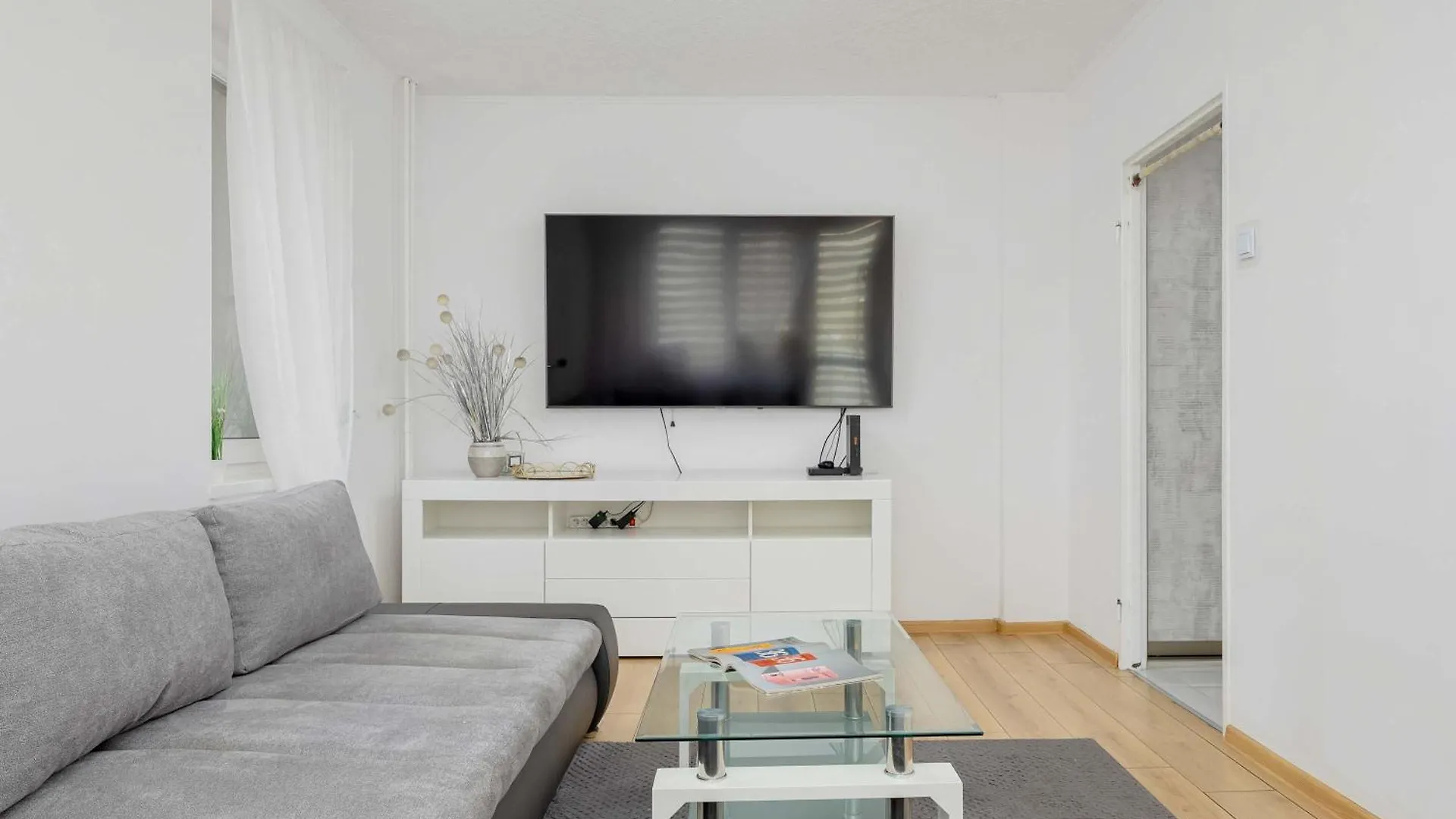 Cosy & Bright Apartment With Parking By Noclegi Renters Warsaw