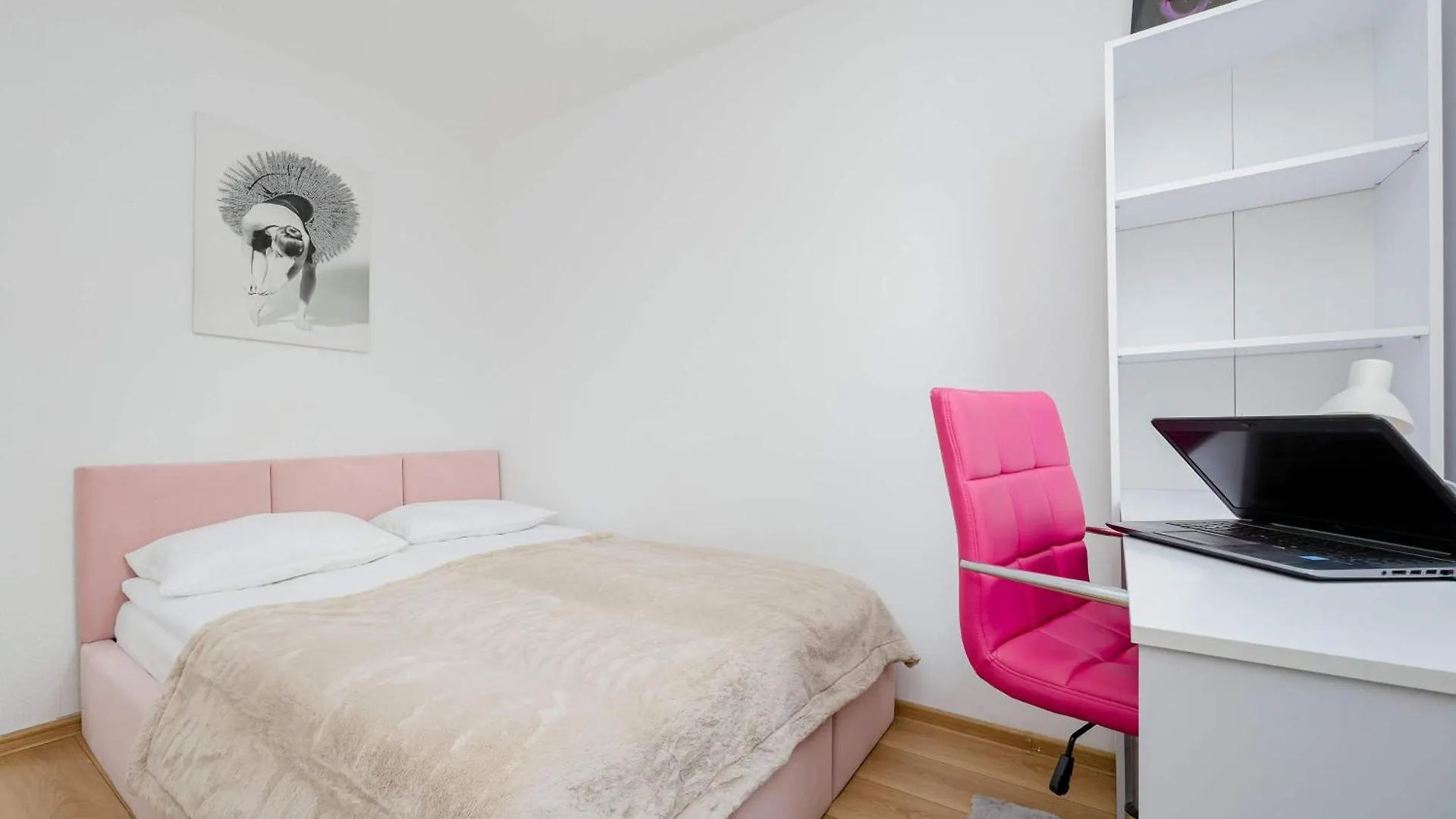 Cosy & Bright Apartment With Parking By Noclegi Renters Warsaw